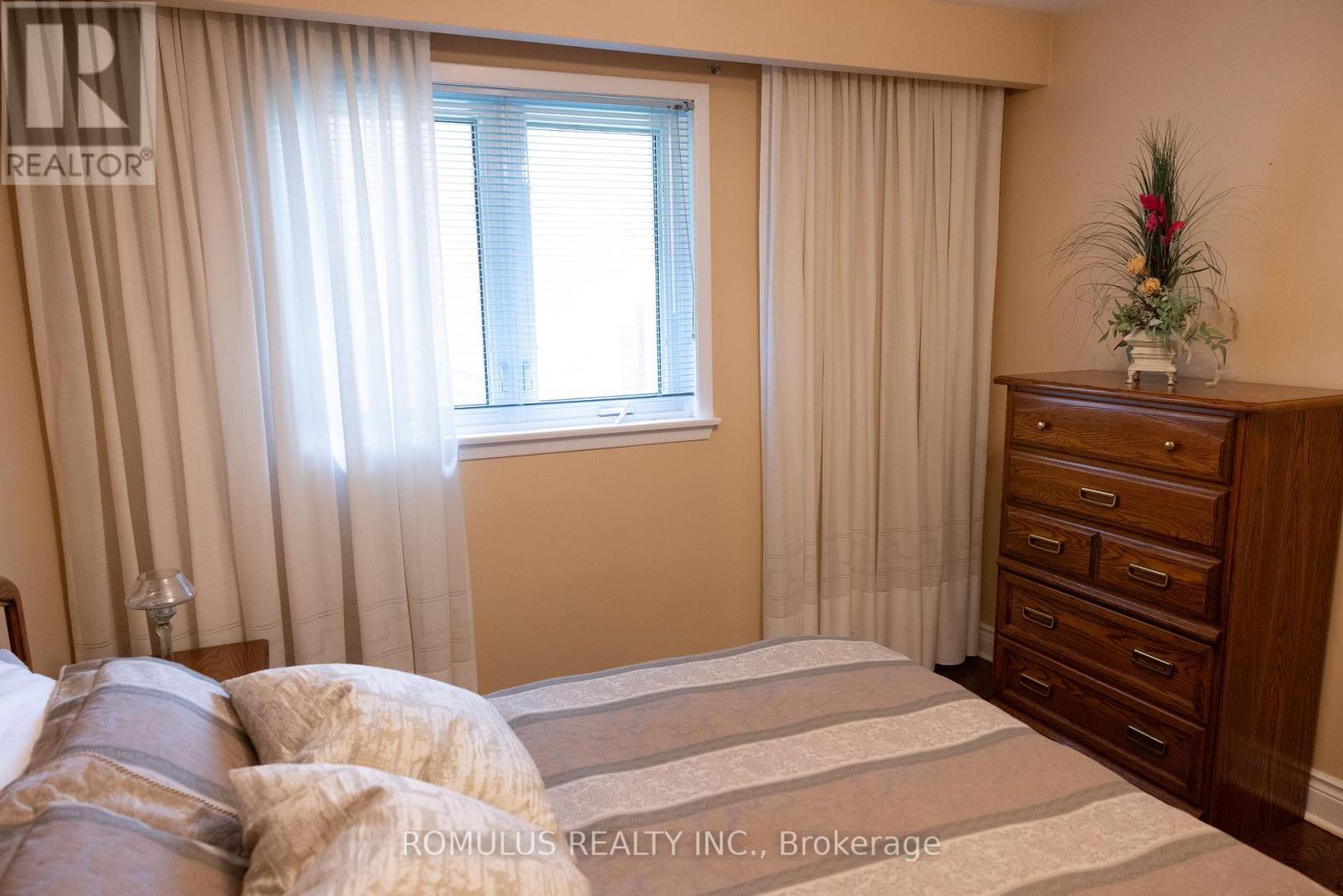 28 Eldorado Court, Toronto, Ontario  M3J 1X1 - Photo 17 - W12969134