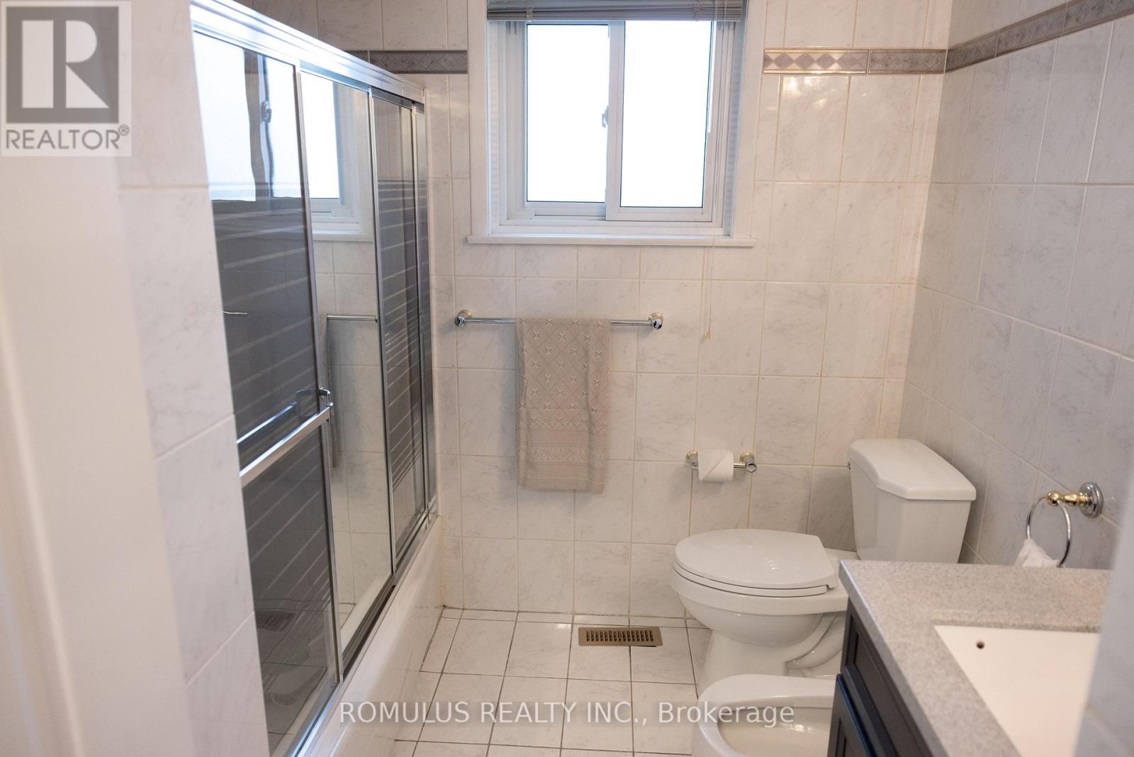 28 Eldorado Court, Toronto, Ontario  M3J 1X1 - Photo 19 - W12969134