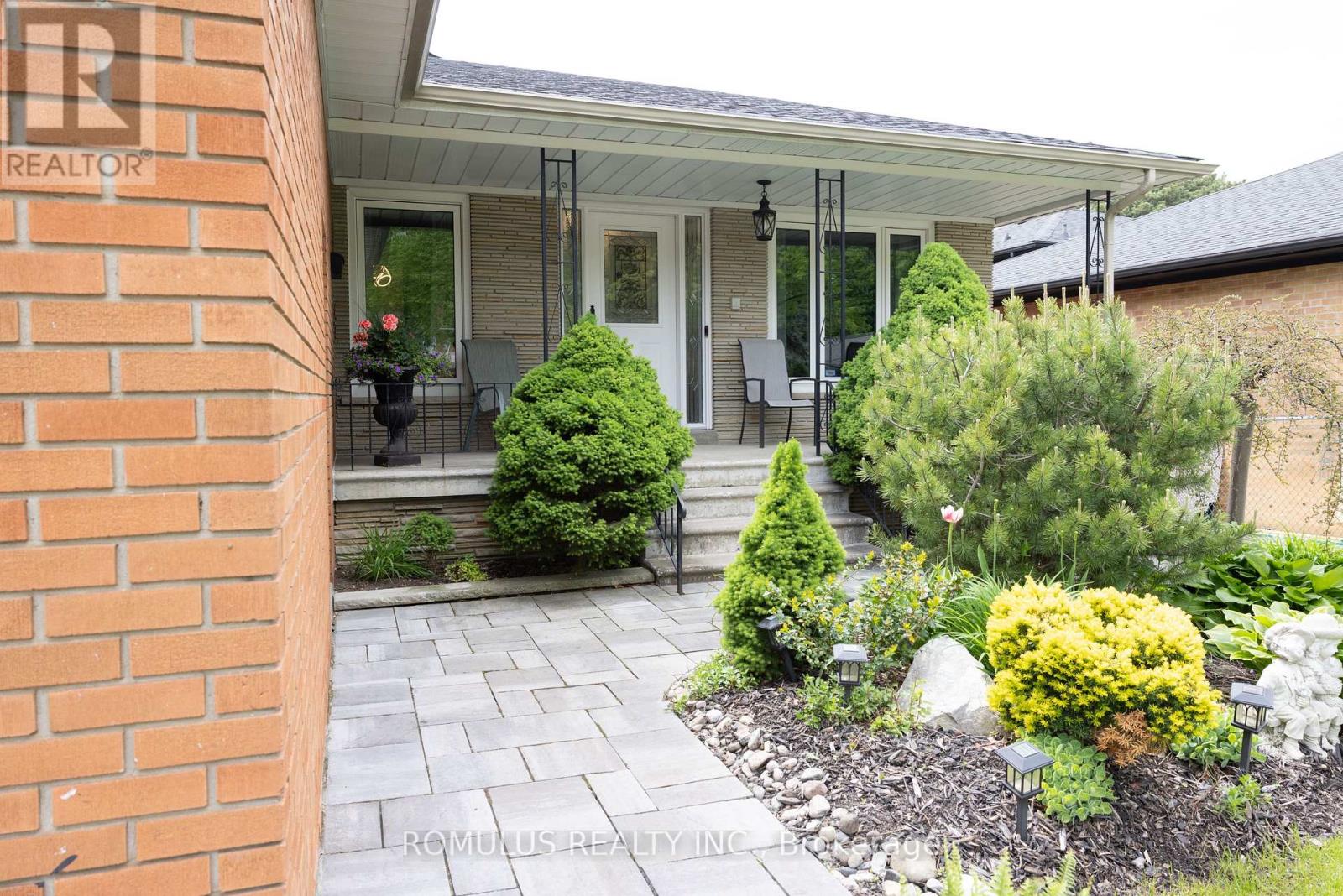 28 Eldorado Court, Toronto, Ontario  M3J 1X1 - Photo 2 - W12969134