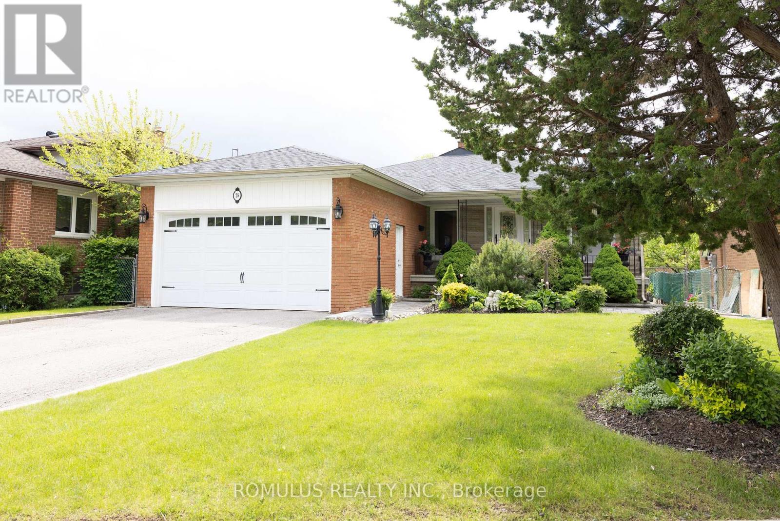 28 Eldorado Court, Toronto, Ontario  M3J 1X1 - Photo 3 - W12969134