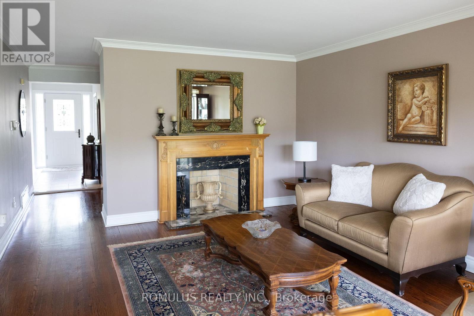 28 Eldorado Court, Toronto, Ontario  M3J 1X1 - Photo 5 - W12969134