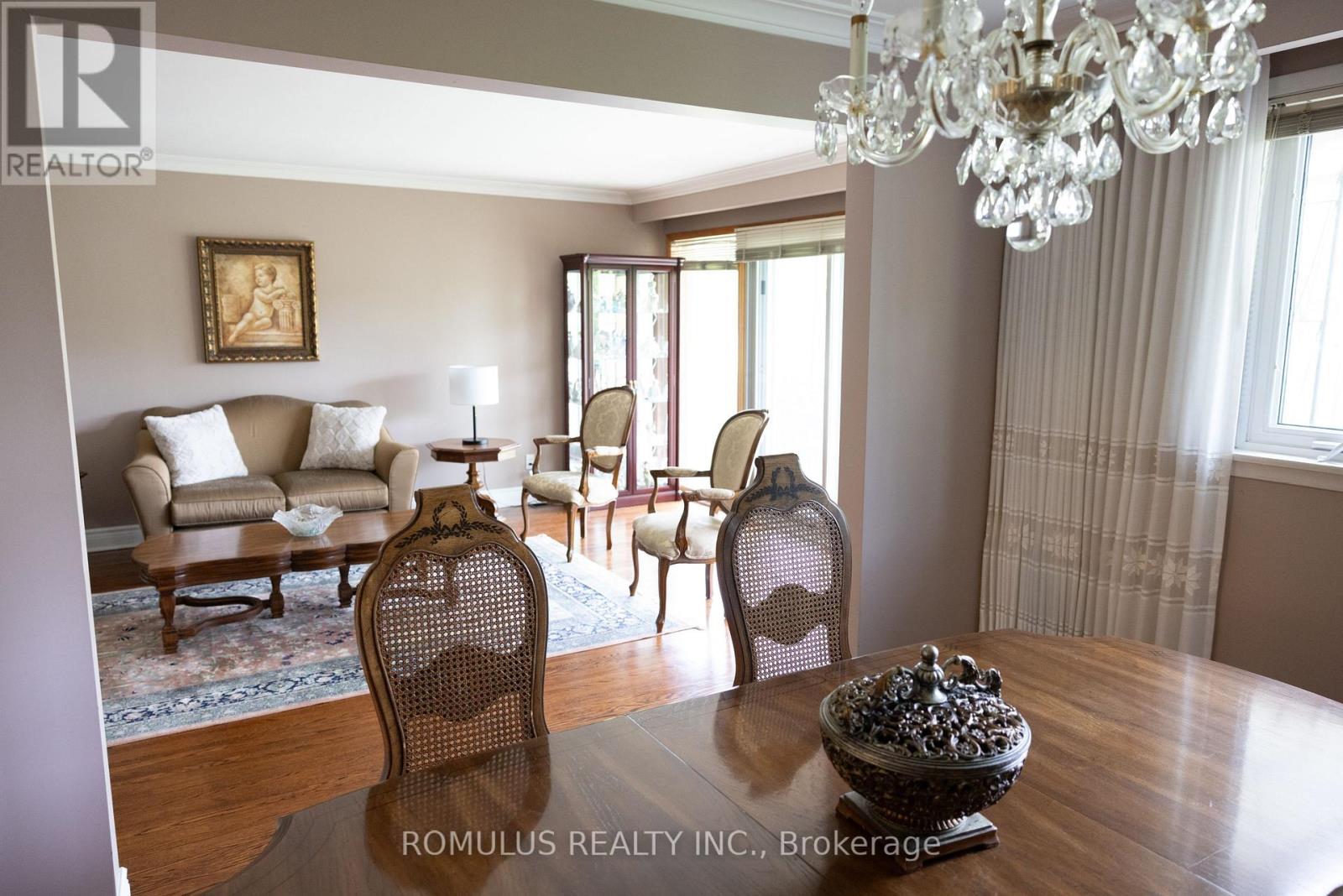 28 Eldorado Court, Toronto, Ontario  M3J 1X1 - Photo 6 - W12969134