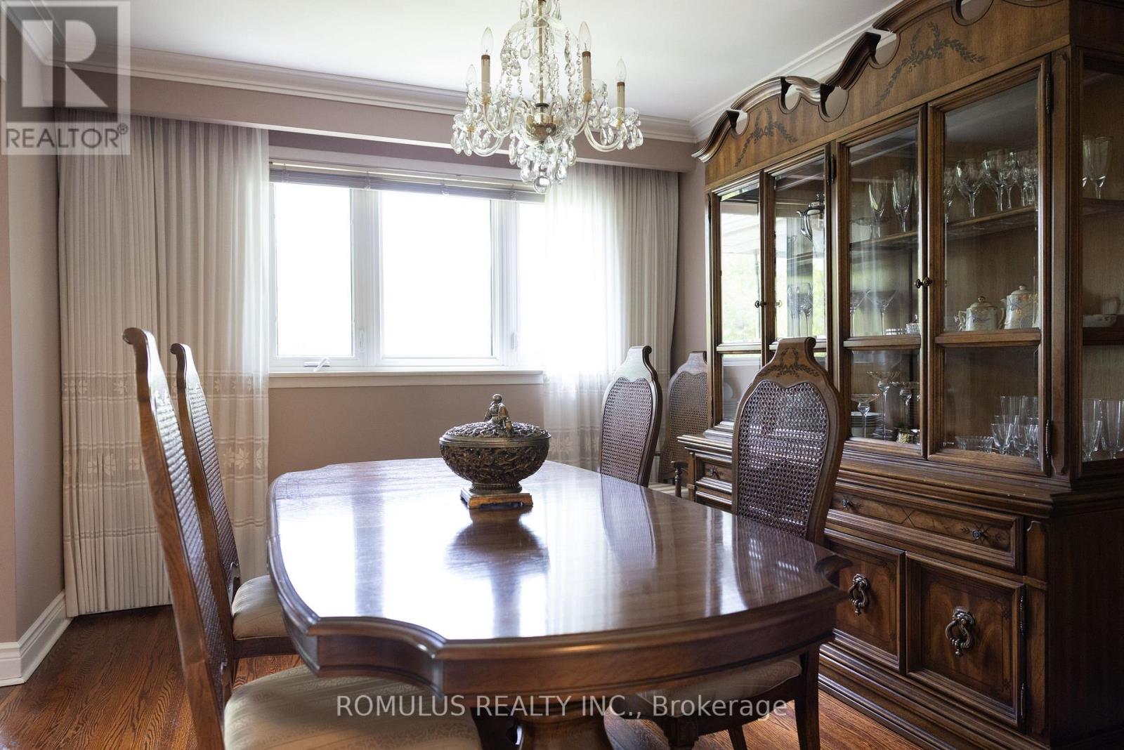 28 Eldorado Court, Toronto, Ontario  M3J 1X1 - Photo 7 - W12969134