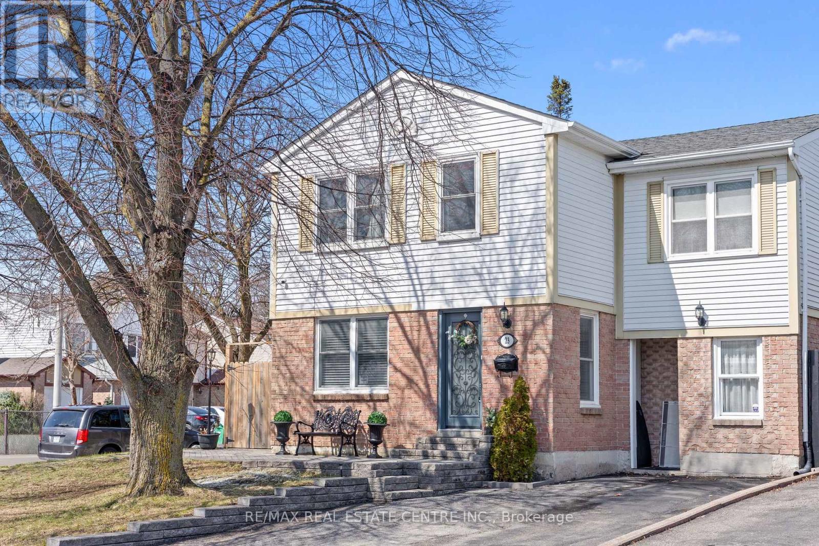 23 Majestic Crescent, Brampton, Ontario  L6S 3N1 - Photo 2 - W12969136