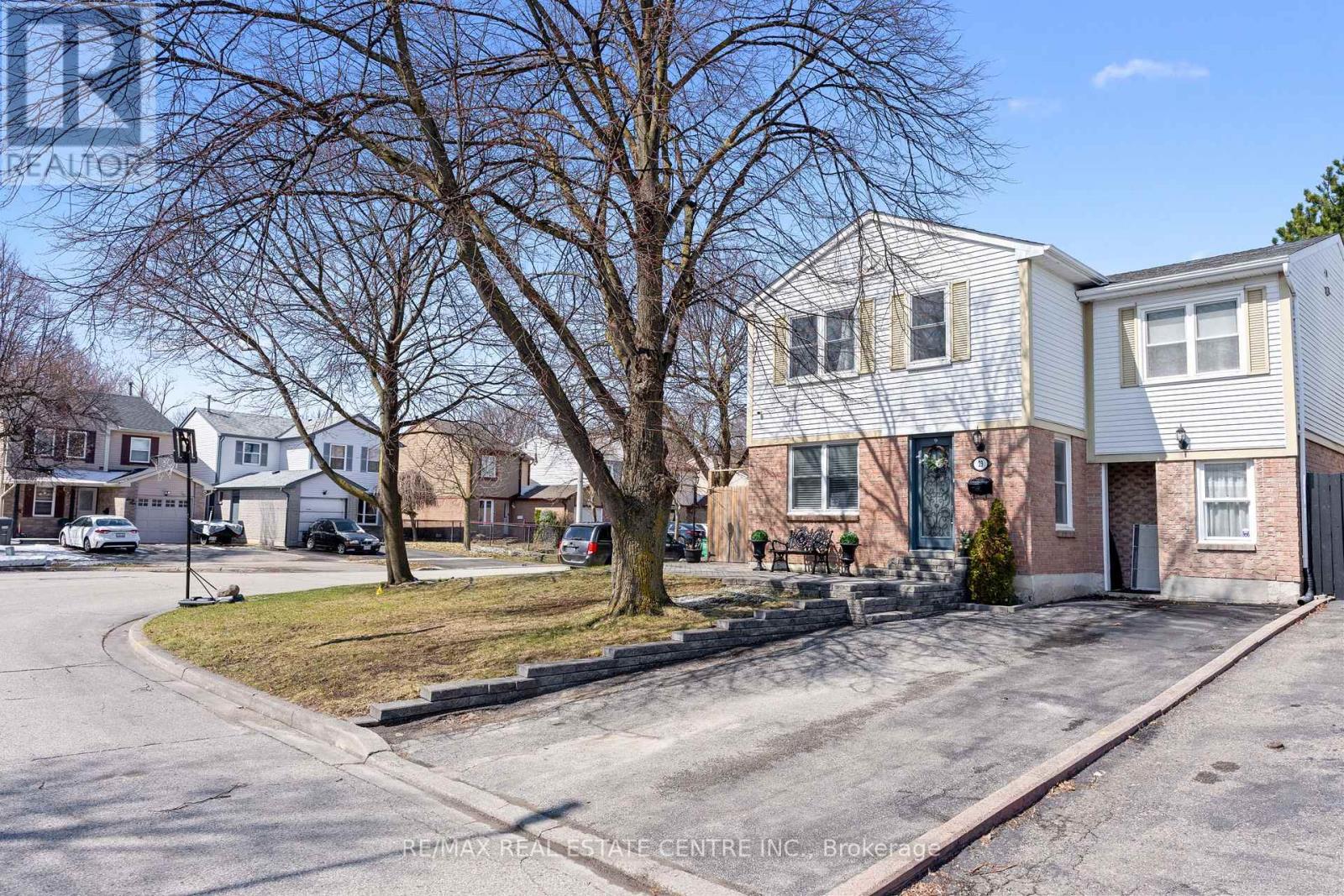 23 Majestic Crescent, Brampton, Ontario  L6S 3N1 - Photo 3 - W12969136