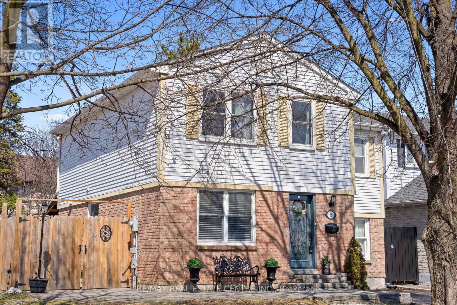 23 Majestic Crescent, Brampton, Ontario  L6S 3N1 - Photo 4 - W12969136