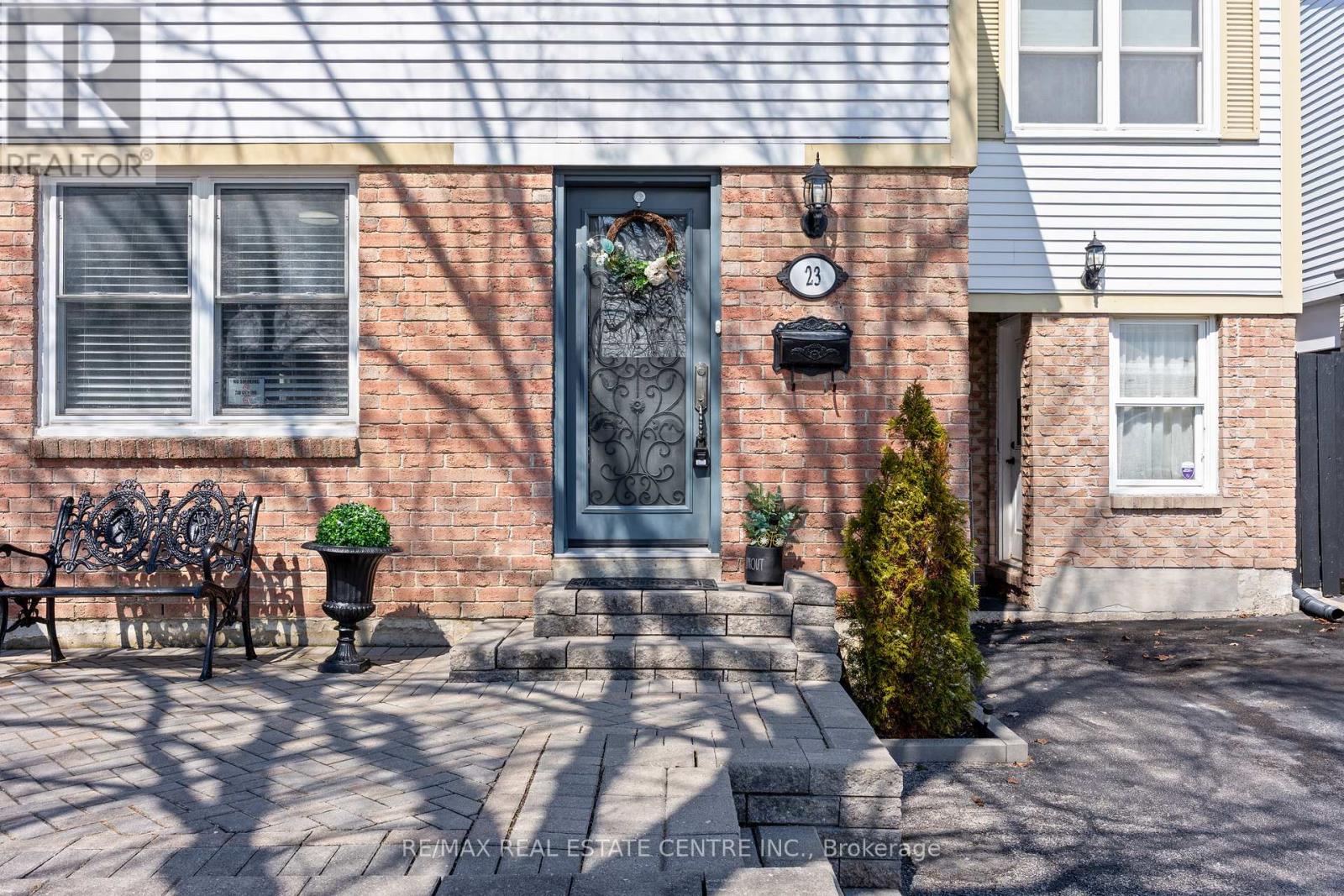 23 Majestic Crescent, Brampton, Ontario  L6S 3N1 - Photo 5 - W12969136