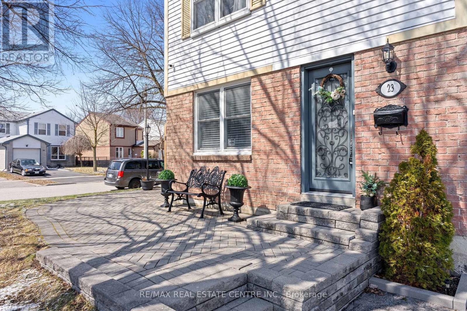 23 Majestic Crescent, Brampton, Ontario  L6S 3N1 - Photo 6 - W12969136