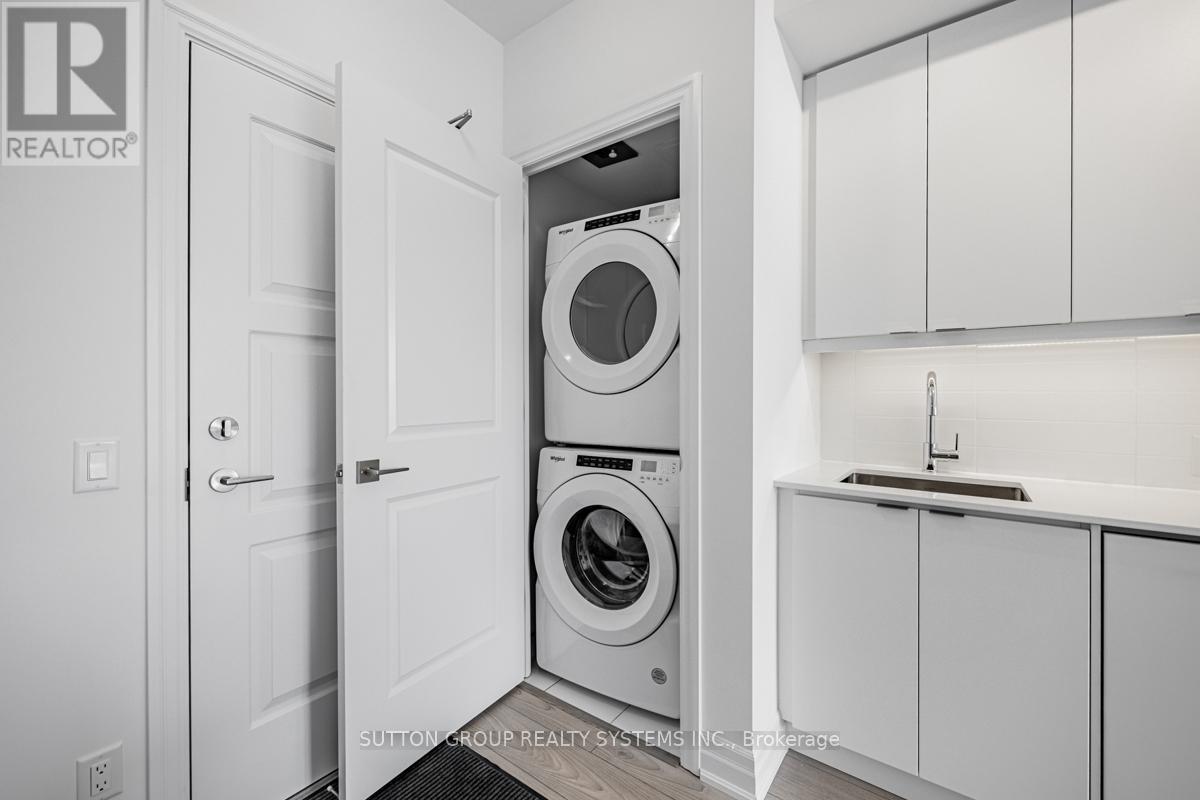 708 - 36 Elm Drive W, Mississauga, Ontario  L5B 1L9 - Photo 3 - W12969150