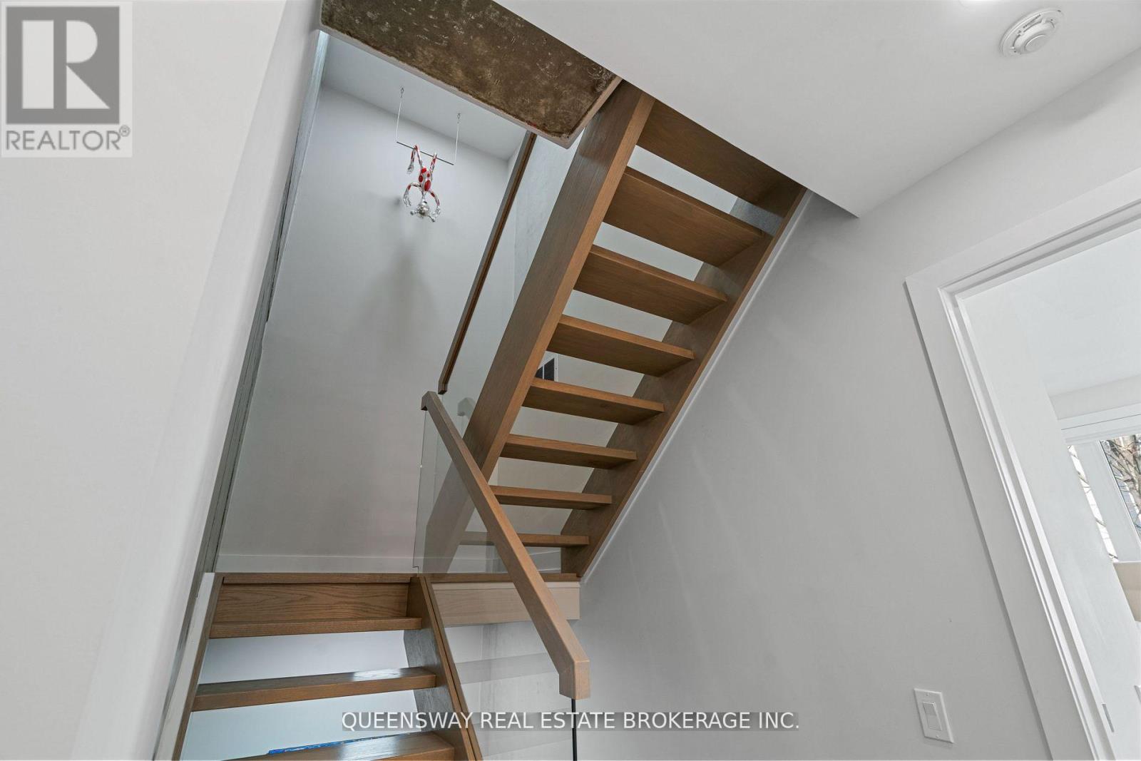 Th6 - 2067 Lake Shore Boulevard, Toronto, Ontario  M8V 4B8 - Photo 18 - W12969212