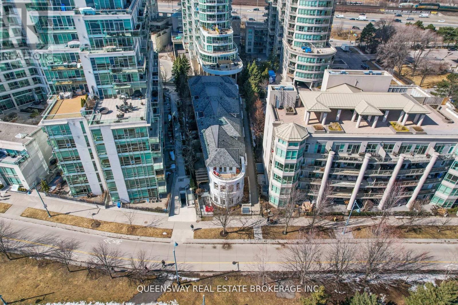 Th6 - 2067 Lake Shore Boulevard, Toronto, Ontario  M8V 4B8 - Photo 32 - W12969212