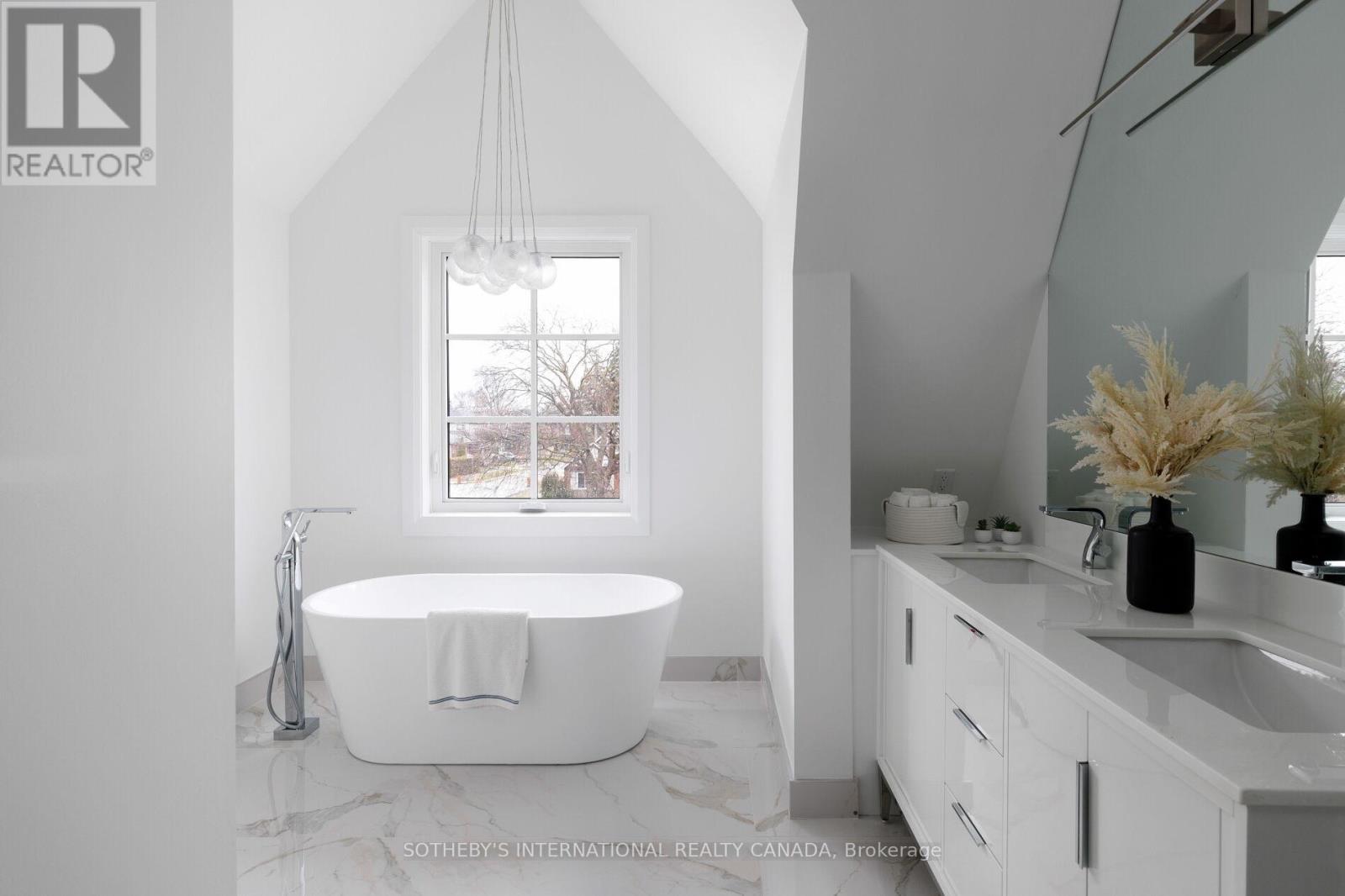 118 Warwood Road, Toronto, Ontario  M9B 5B7 - Photo 25 - W12969248