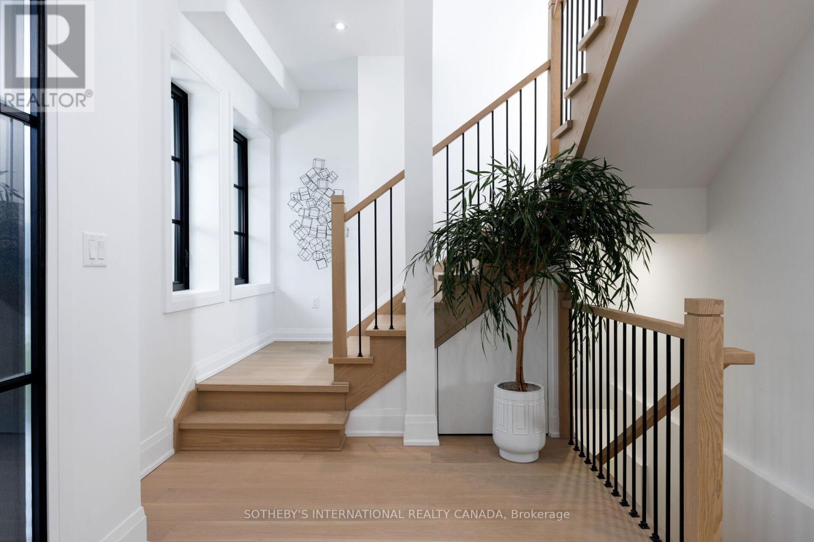 118 Warwood Road, Toronto, Ontario  M9B 5B7 - Photo 4 - W12969248