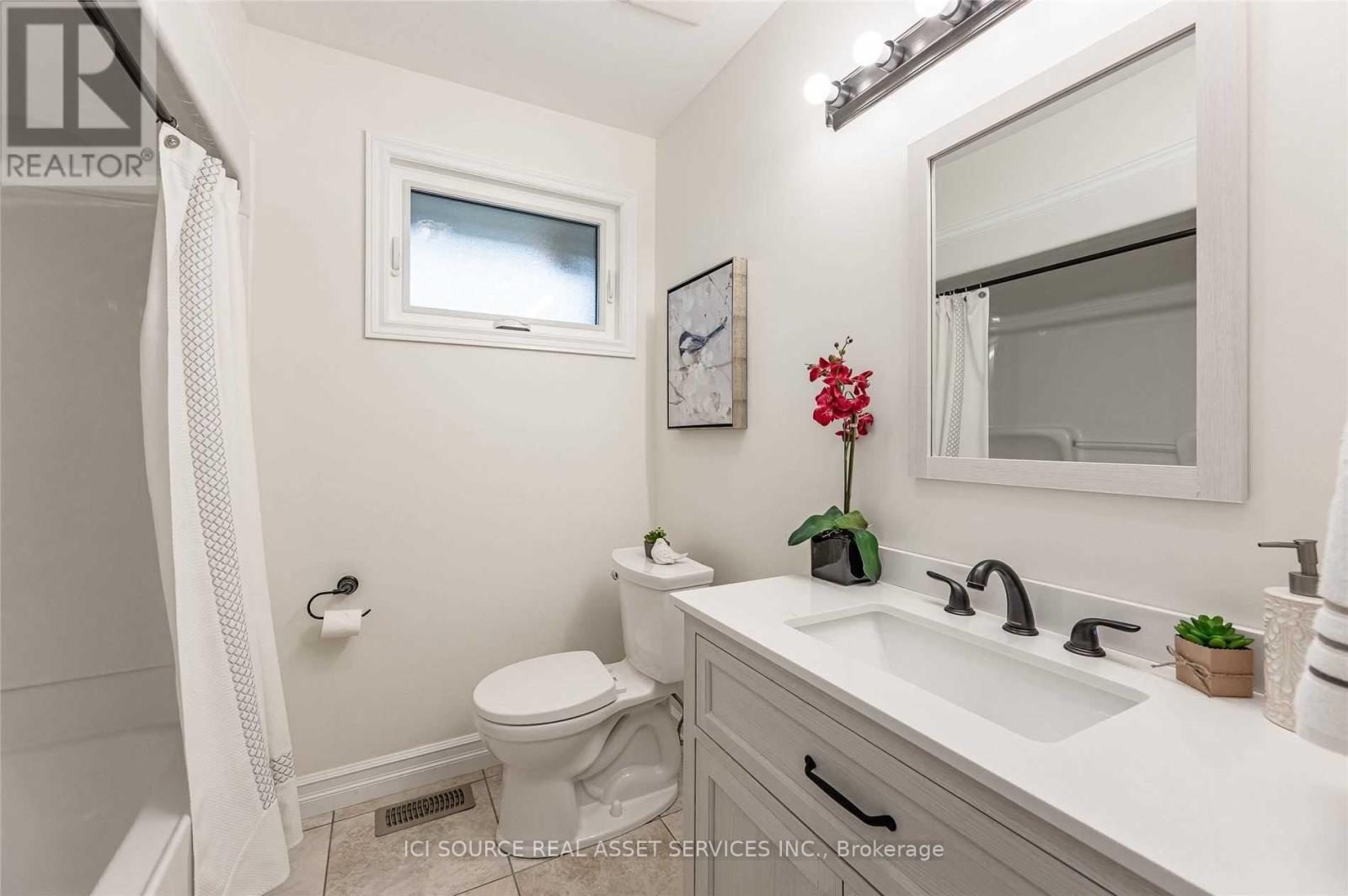 Upper - 27 Brenlyn Court, Hamilton, Ontario  L9C 4N8 - Photo 10 - X12969260