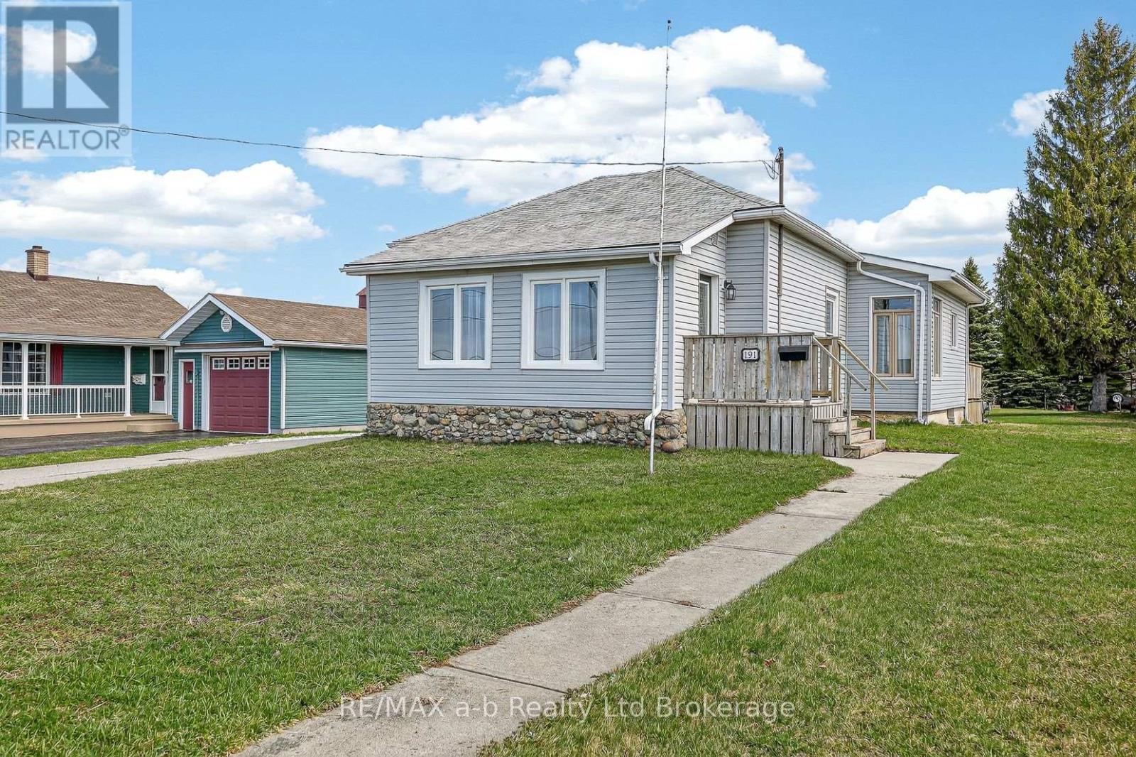 191 Whiting Street, Ingersoll, Ontario  N5C 3B6 - Photo 3 - X12969444