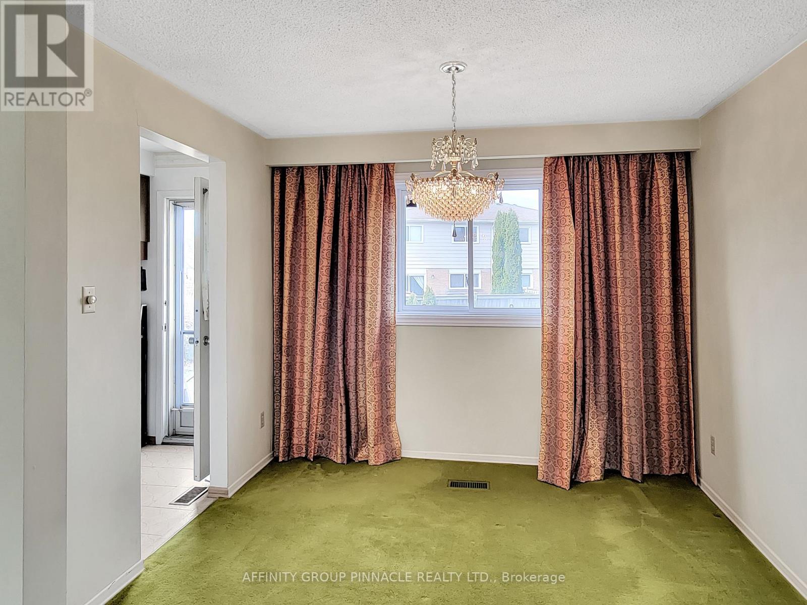 2338 Dorothea Court, Mississauga, Ontario  L5B 2B7 - Photo 12 - W12969362