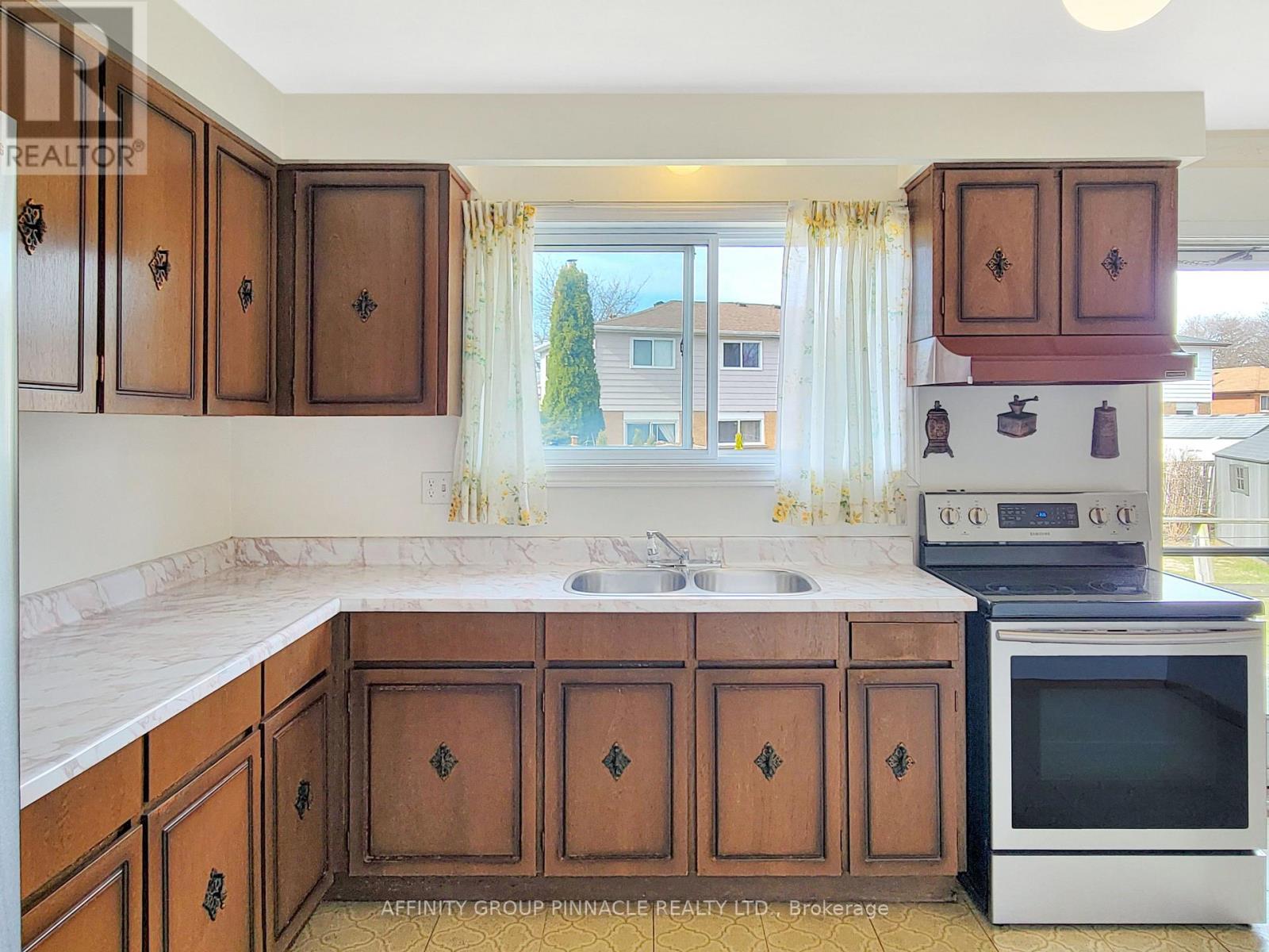 2338 Dorothea Court, Mississauga, Ontario  L5B 2B7 - Photo 14 - W12969362