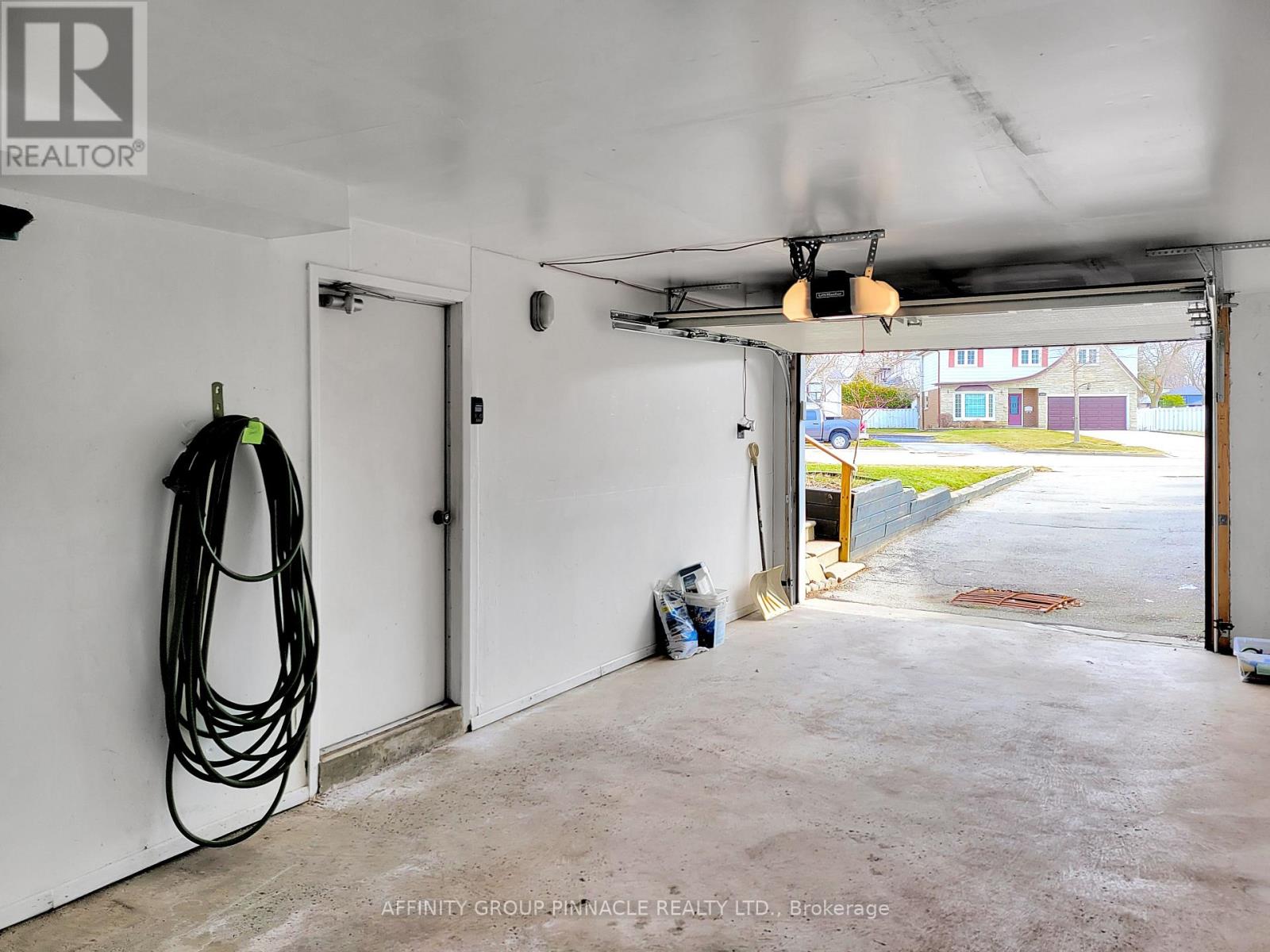 2338 Dorothea Court, Mississauga, Ontario  L5B 2B7 - Photo 31 - W12969362