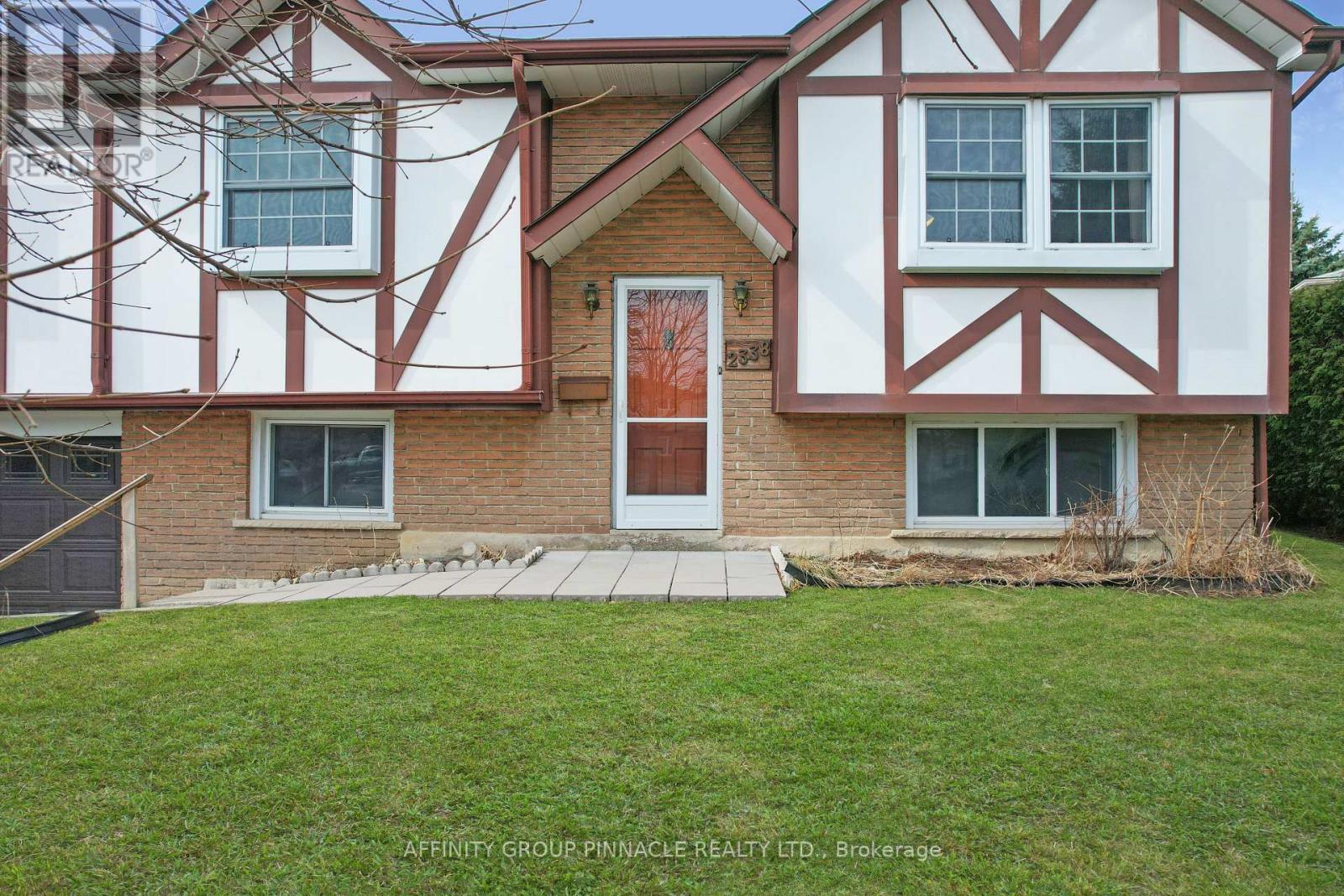 2338 Dorothea Court, Mississauga, Ontario  L5B 2B7 - Photo 4 - W12969362