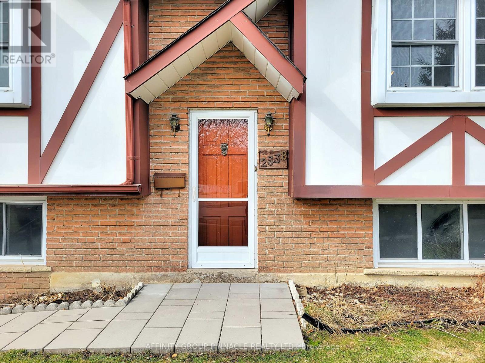 2338 Dorothea Court, Mississauga, Ontario  L5B 2B7 - Photo 5 - W12969362