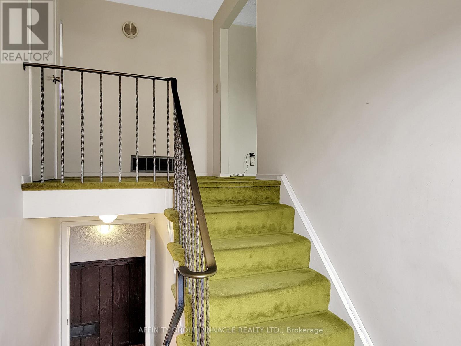 2338 Dorothea Court, Mississauga, Ontario  L5B 2B7 - Photo 6 - W12969362