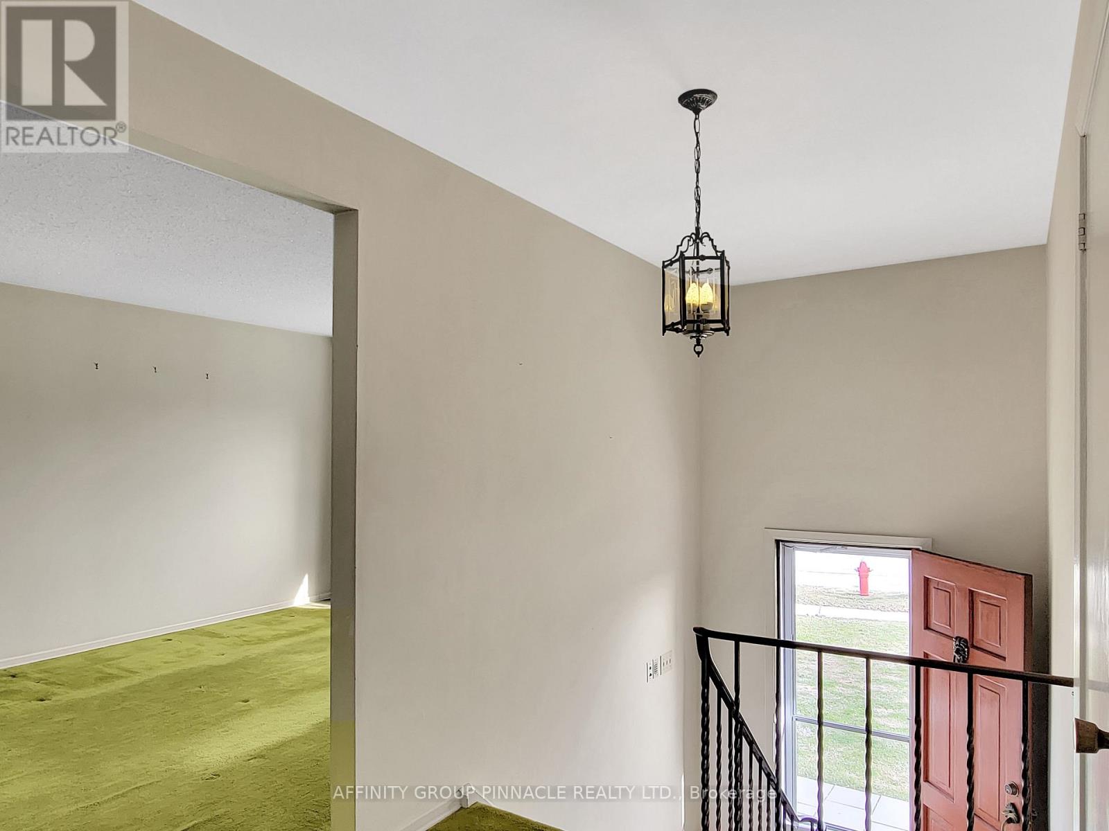 2338 Dorothea Court, Mississauga, Ontario  L5B 2B7 - Photo 8 - W12969362