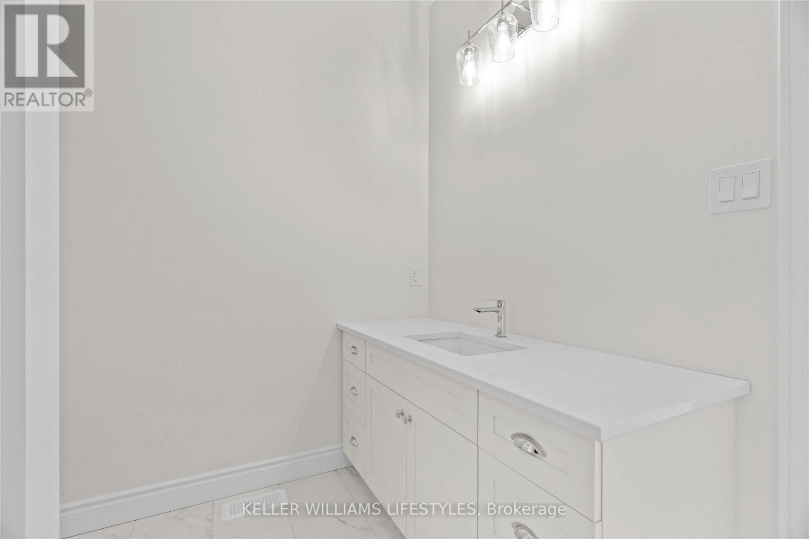 110 Leneve Street, Lambton Shores, Ontario  N0N 1J0 - Photo 32 - X12969442