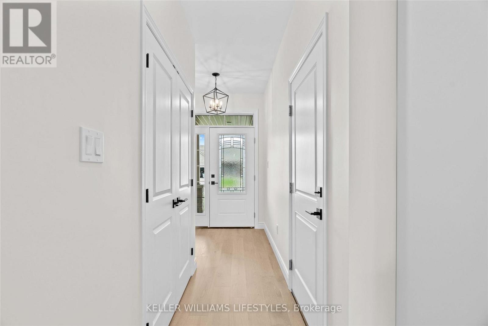 110 Leneve Street, Lambton Shores, Ontario  N0N 1J0 - Photo 5 - X12969442