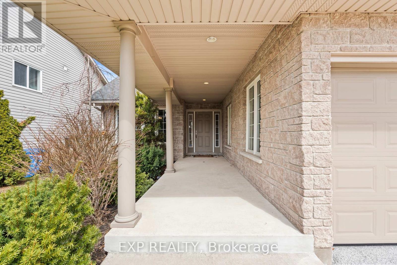 8233 Costabile Drive, Niagara Falls, Ontario  L2H 3L2 - Photo 4 - X12960566