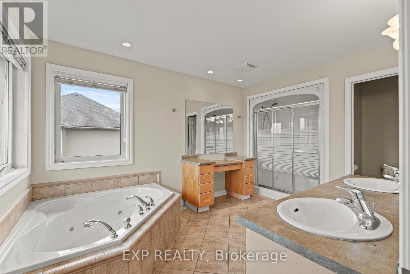 8233 Costabile Drive, Niagara Falls, Ontario  L2H 3L2 - Photo 25 - X12960566