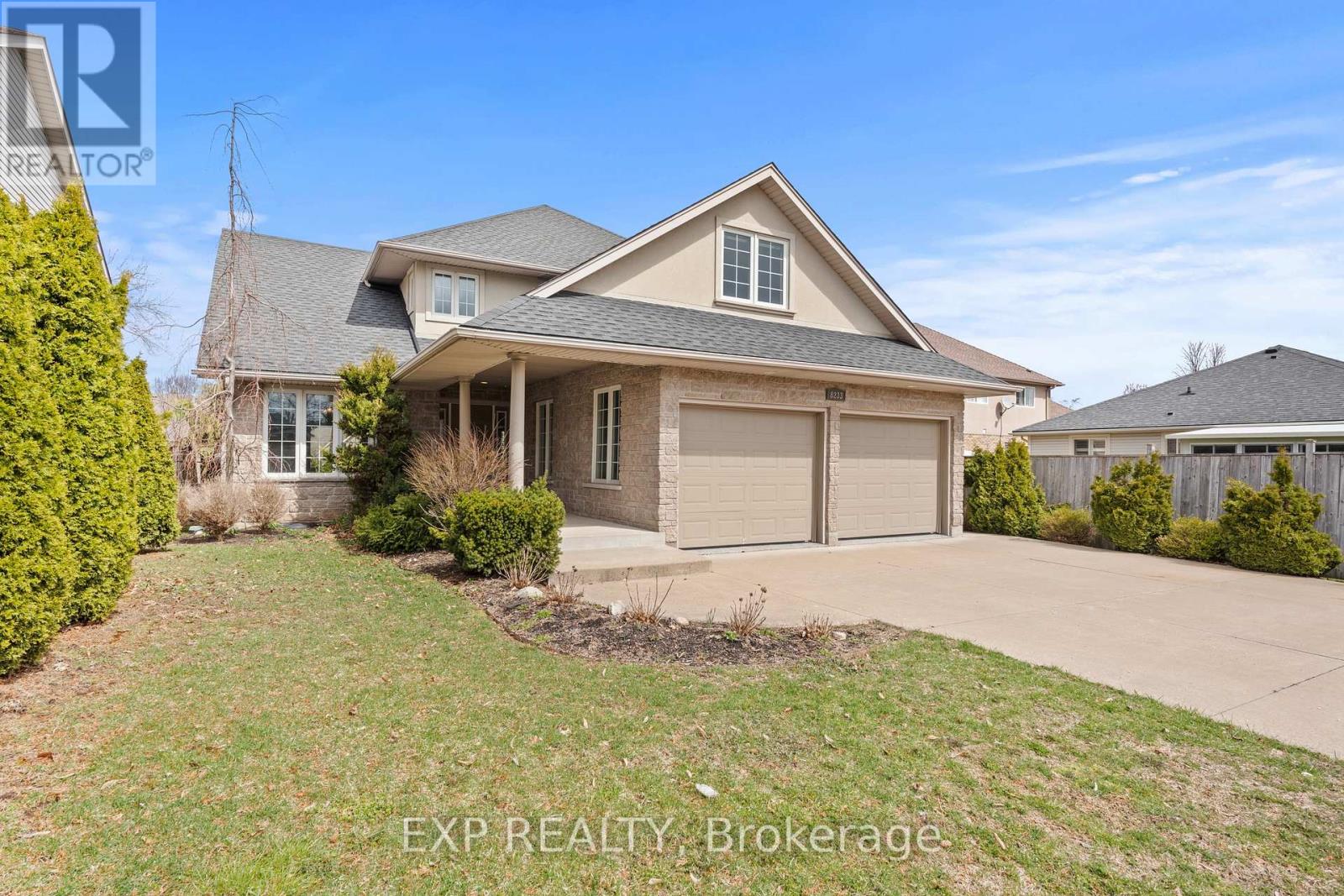 8233 Costabile Drive, Niagara Falls, Ontario  L2H 3L2 - Photo 3 - X12960566