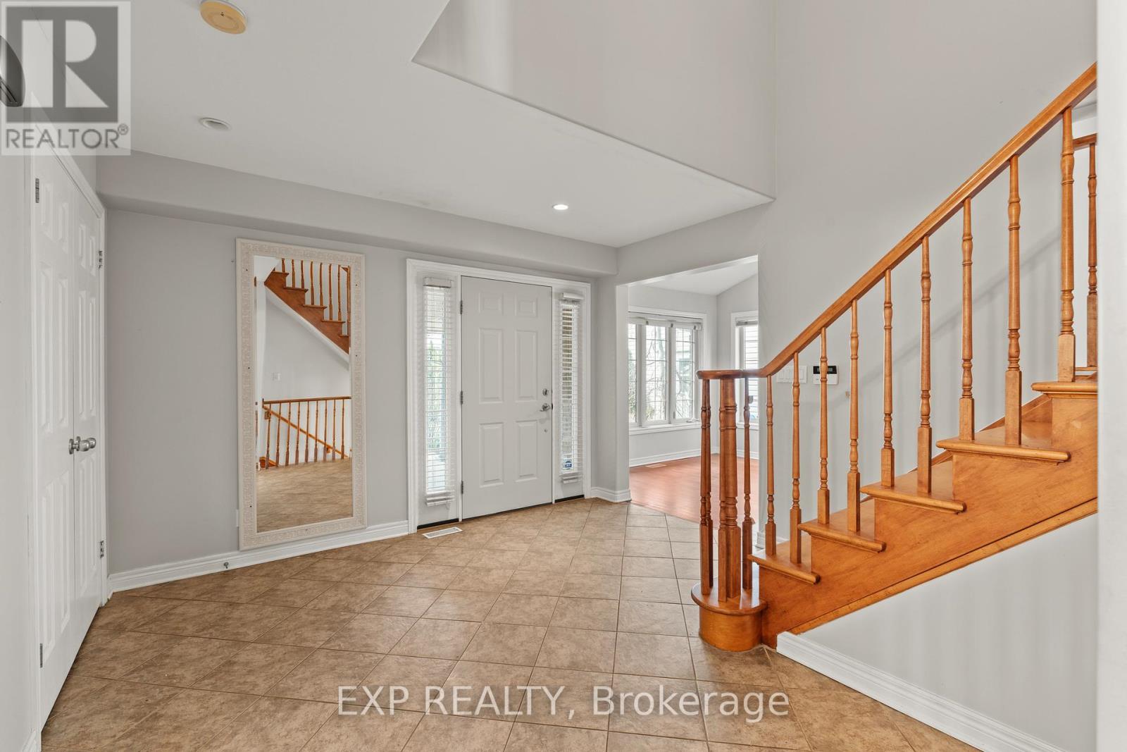 8233 Costabile Drive, Niagara Falls, Ontario  L2H 3L2 - Photo 5 - X12960566