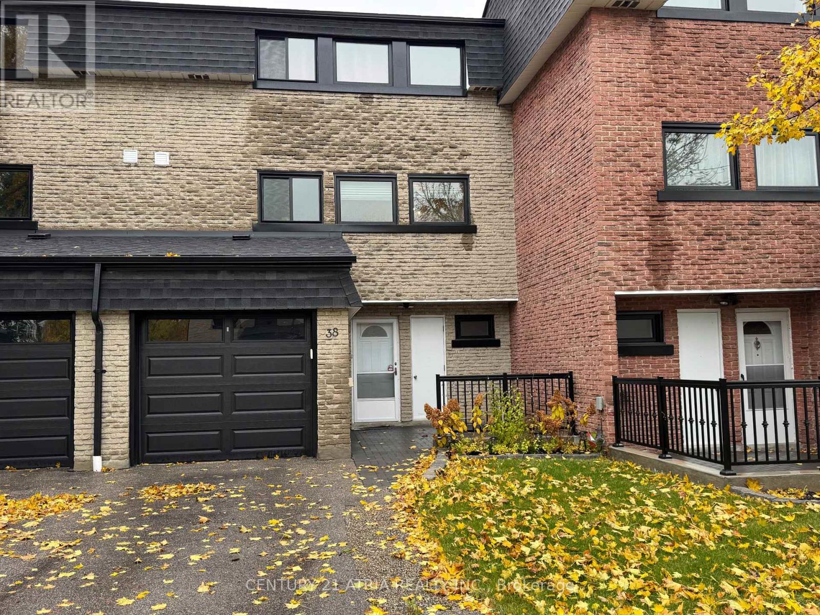 38 HENDERSON DRIVE, Aurora, Ontario