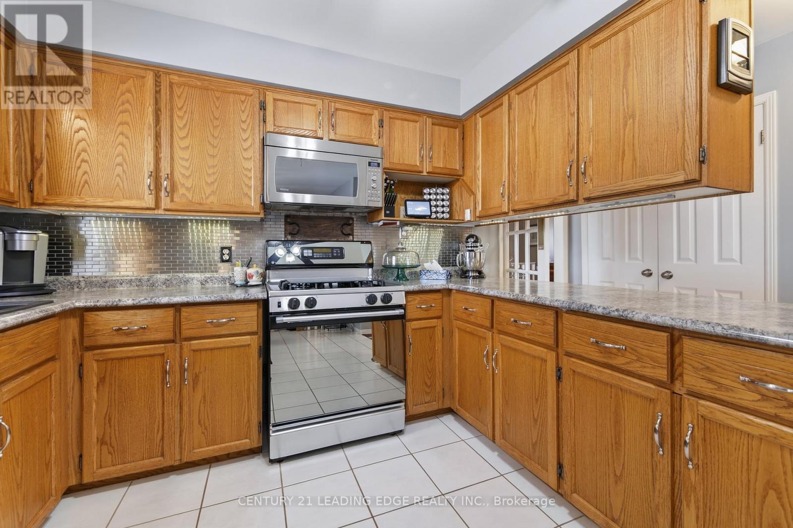 17 Sandlewood Trail E, Ramara, Ontario  L0K 1B0 - Photo 13 - S12969414