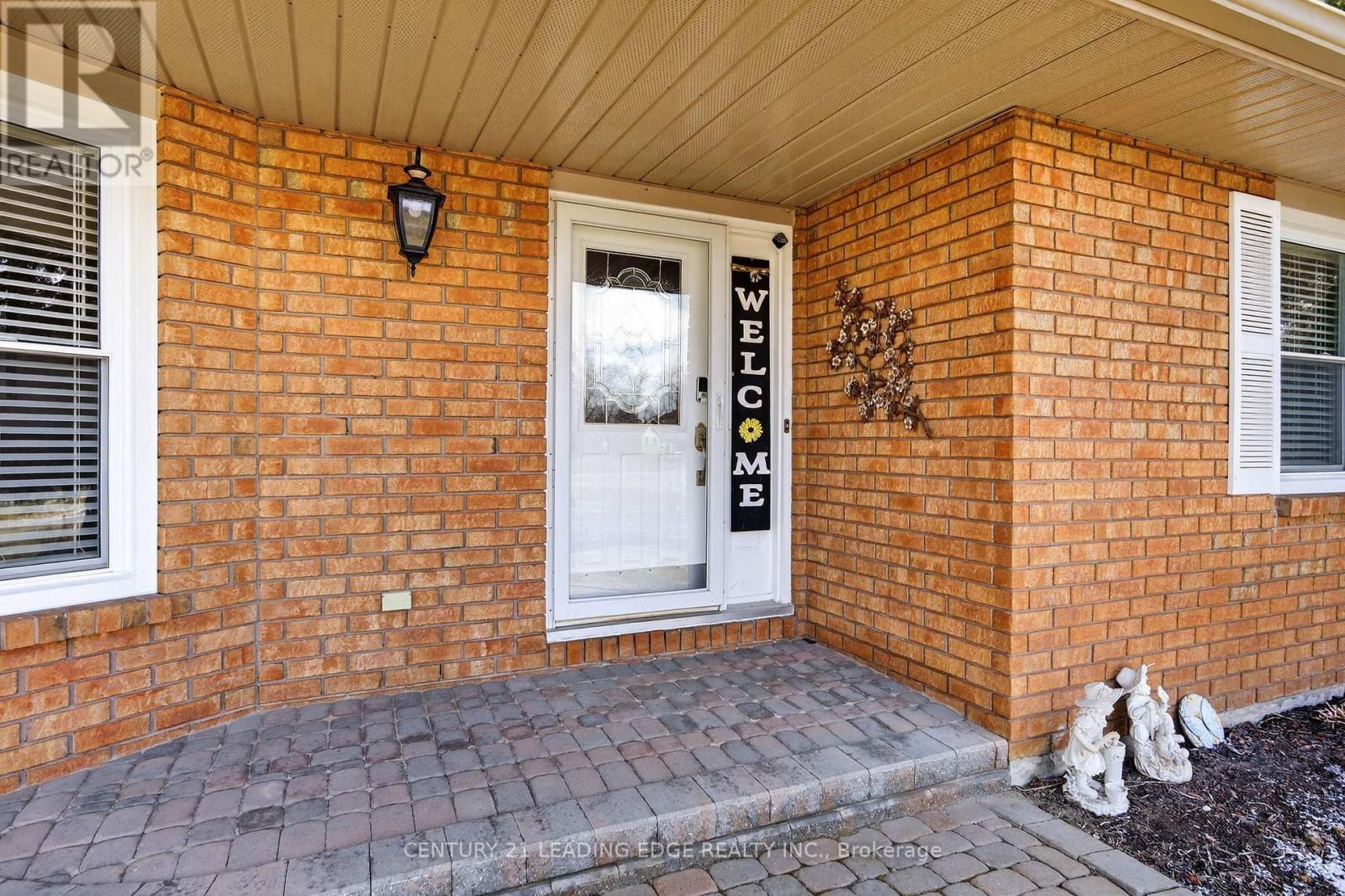 17 Sandlewood Trail E, Ramara, Ontario  L0K 1B0 - Photo 3 - S12969414