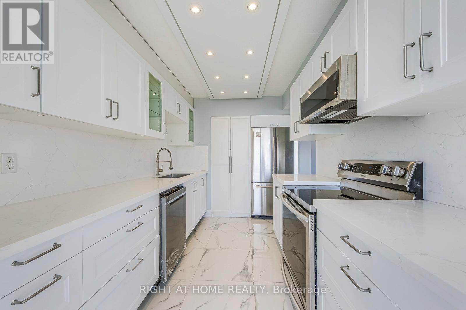 2303 - 550 Webb Drive, Mississauga, Ontario  L5B 3Y4 - Photo 18 - W12969270