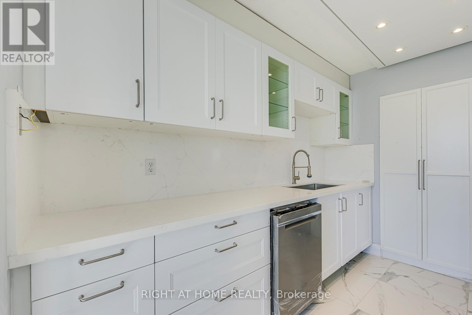 2303 - 550 Webb Drive, Mississauga, Ontario  L5B 3Y4 - Photo 19 - W12969270