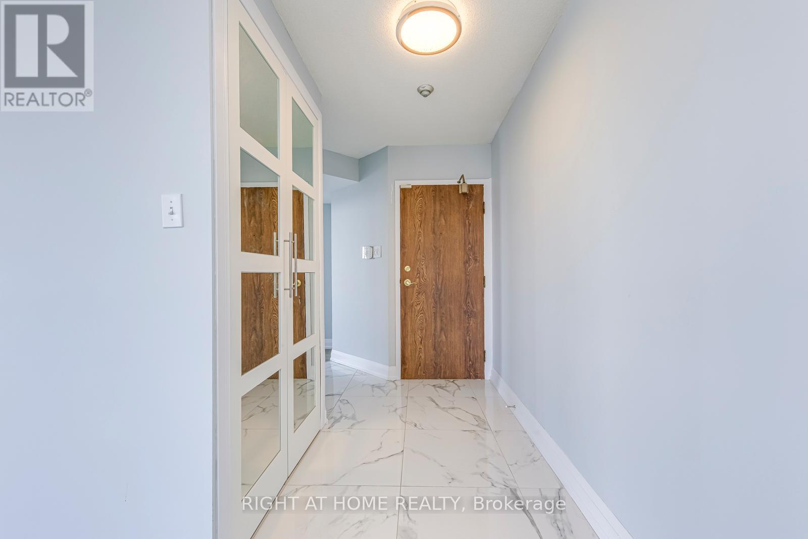 2303 - 550 Webb Drive, Mississauga, Ontario  L5B 3Y4 - Photo 6 - W12969270