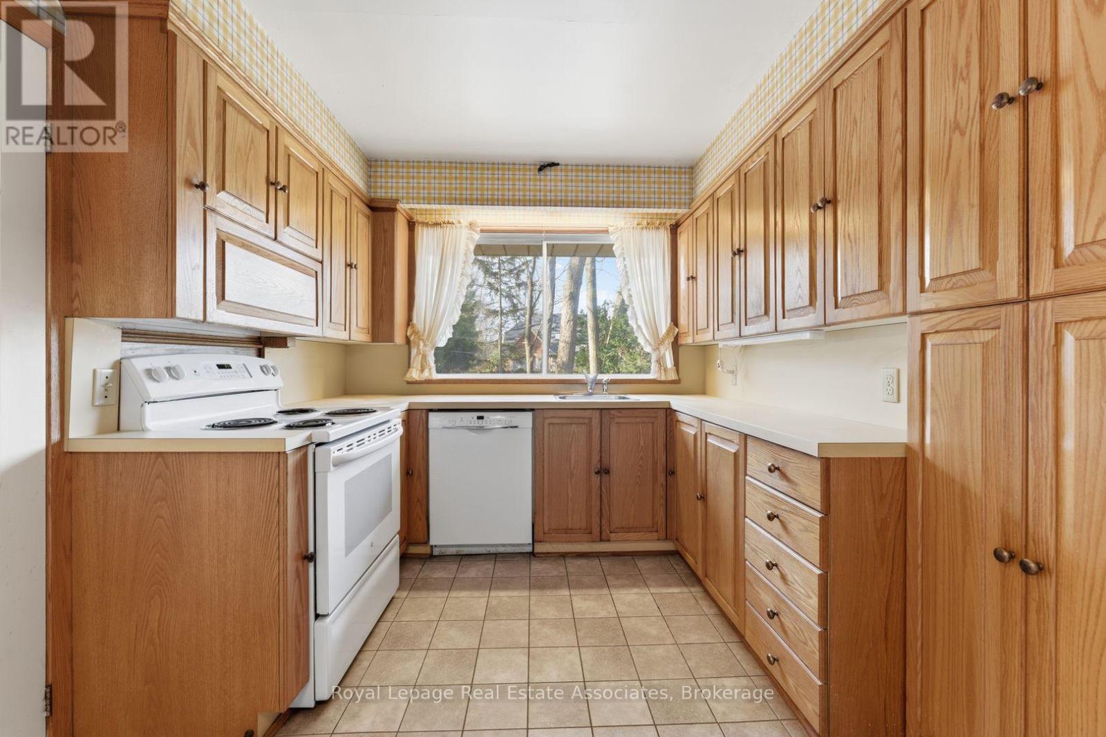 95 Oakes Drive, Mississauga, Ontario  L5G 3M2 - Photo 26 - W12969332