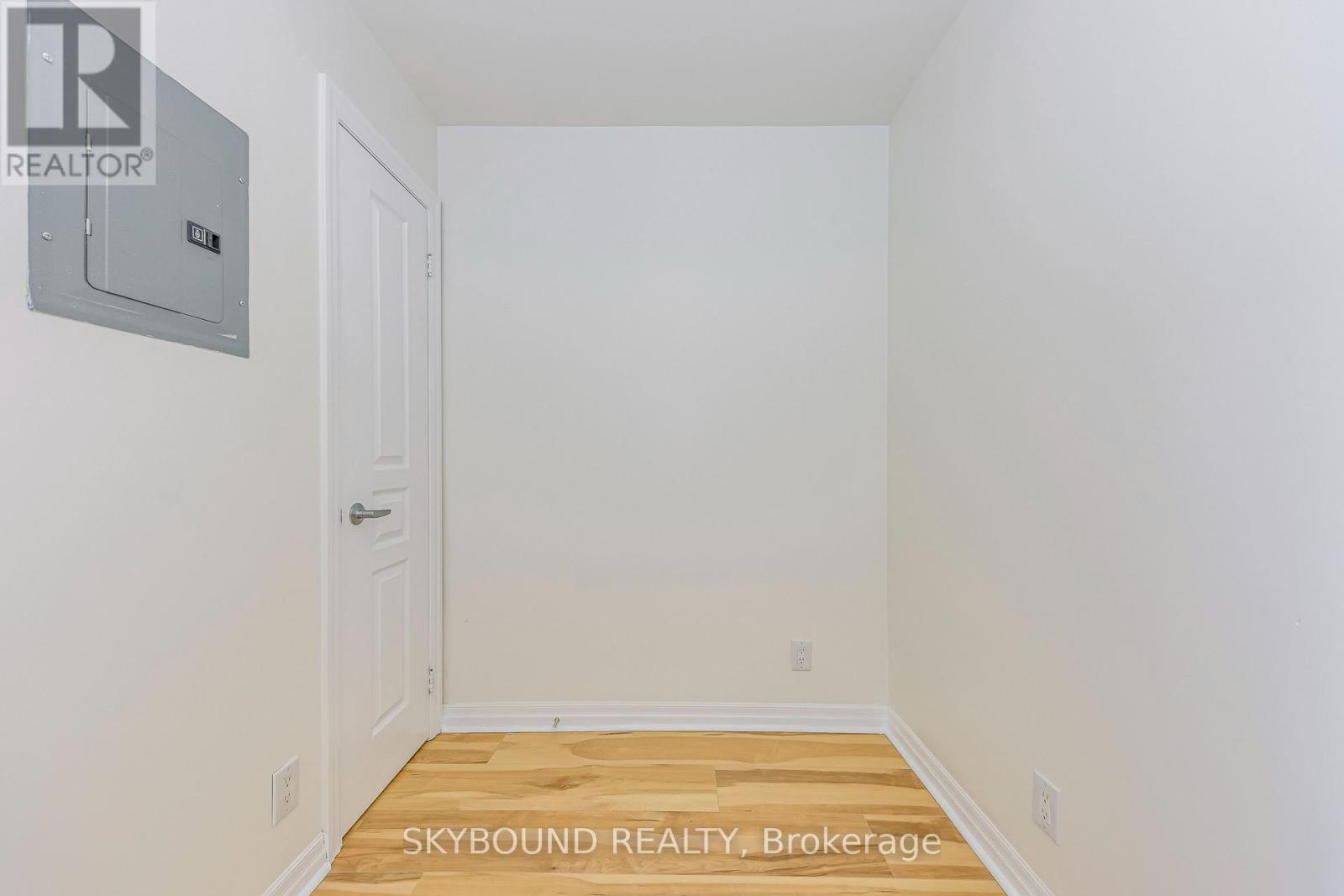 604 - 220 Burnhamthorpe Road W, Mississauga, Ontario  L5B 4N4 - Photo 10 - W12969374