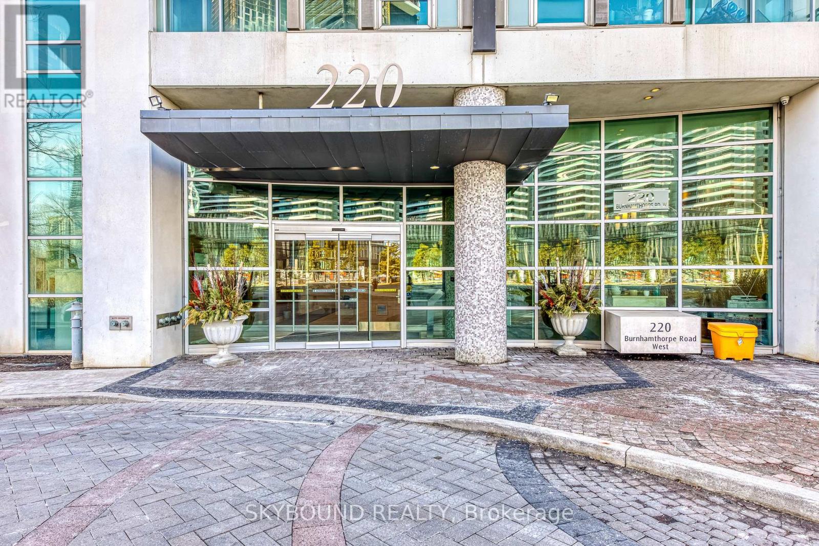 604 - 220 Burnhamthorpe Road W, Mississauga, Ontario  L5B 4N4 - Photo 2 - W12969374