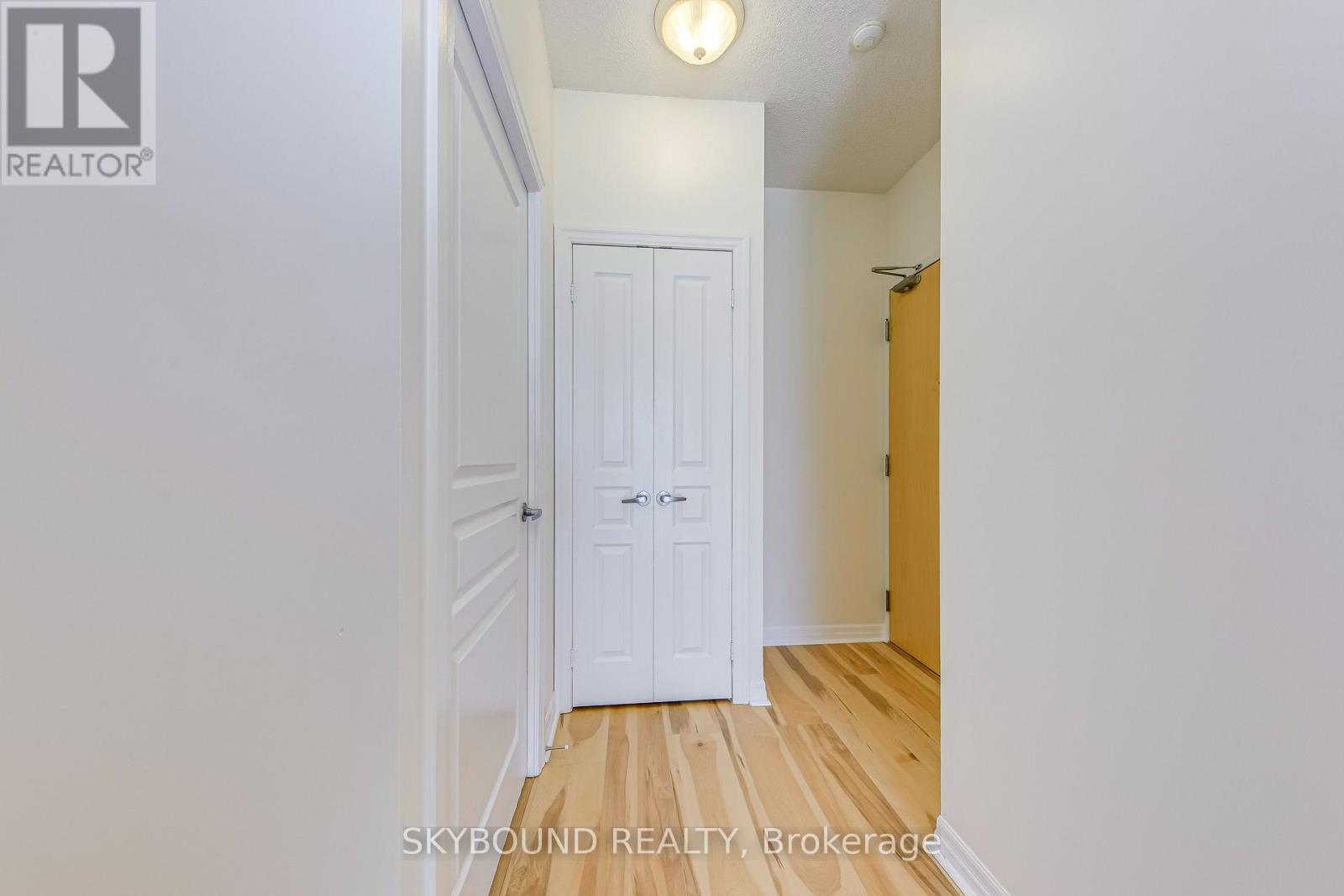 604 - 220 Burnhamthorpe Road W, Mississauga, Ontario  L5B 4N4 - Photo 4 - W12969374