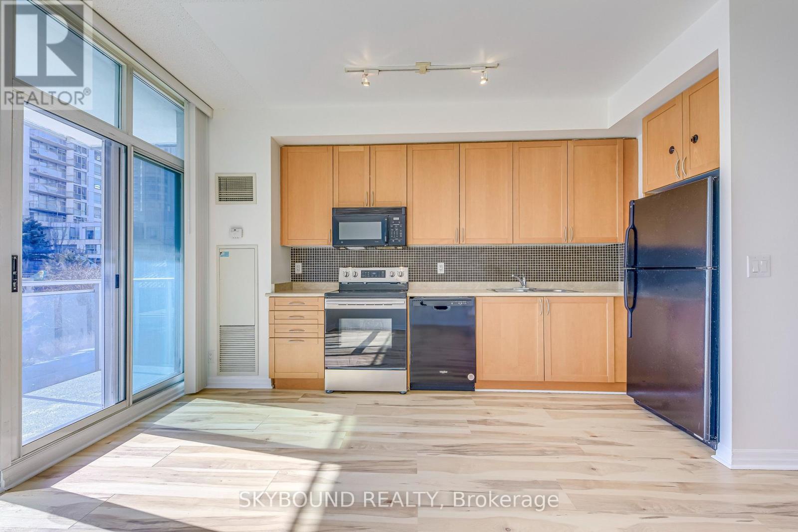 604 - 220 Burnhamthorpe Road W, Mississauga, Ontario  L5B 4N4 - Photo 5 - W12969374