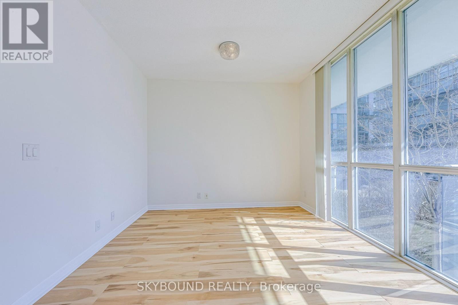 604 - 220 Burnhamthorpe Road W, Mississauga, Ontario  L5B 4N4 - Photo 7 - W12969374