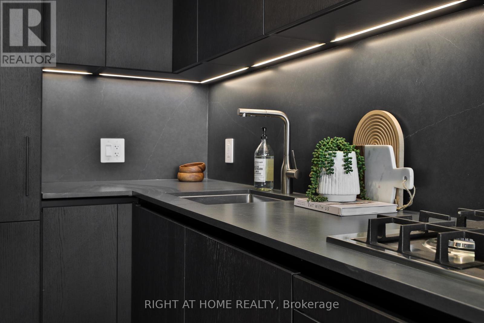 Ph 6 - 2720 Dundas Street W, Toronto, Ontario  M6P 1Y2 - Photo 4 - W12969384