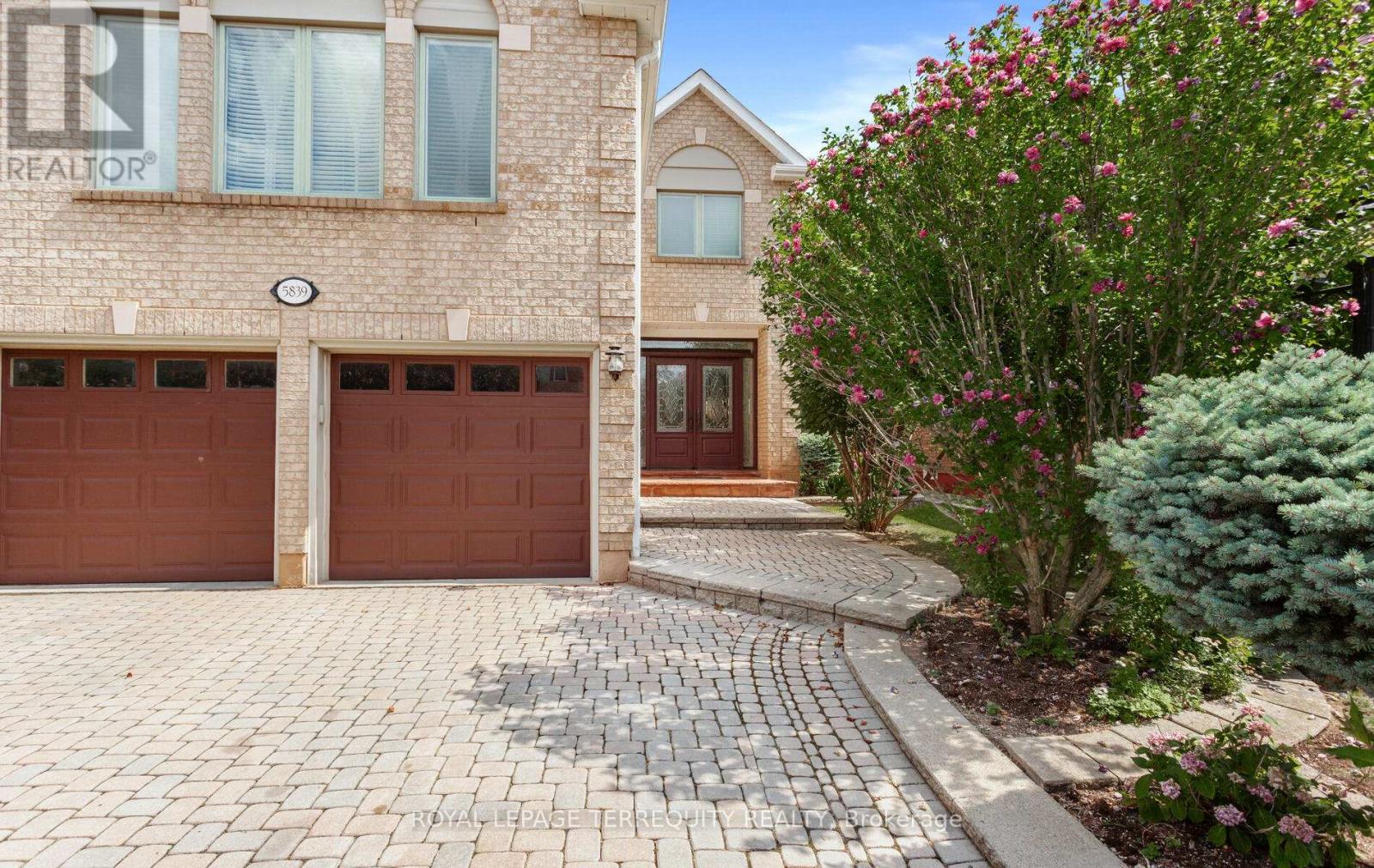 5839 Fieldon Road, Mississauga, Ontario  L5M 5K3 - Photo 2 - W12969420