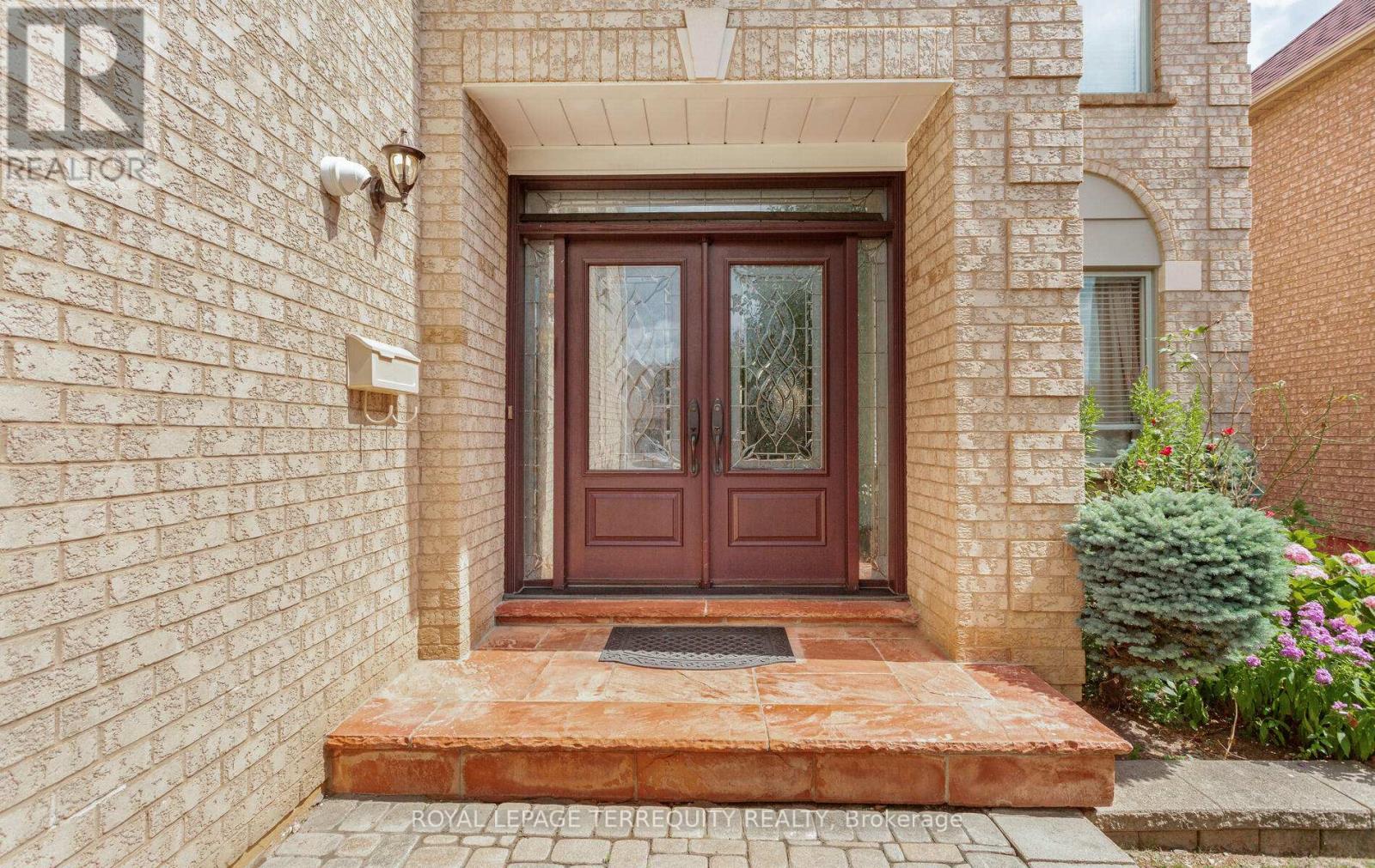 5839 Fieldon Road, Mississauga, Ontario  L5M 5K3 - Photo 3 - W12969420