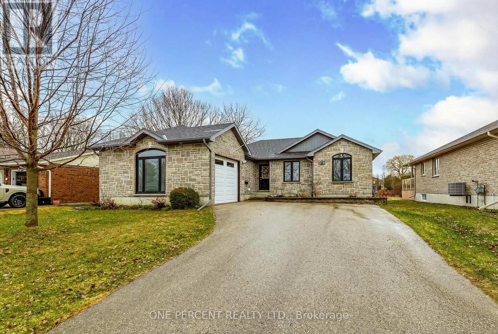 213 John Street S, Minto, Ontario  N0G 1Z0 - Photo 2 - X12969314