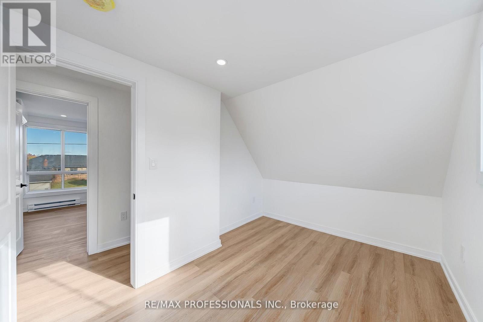 27 Oakdale Avenue, St. Catharines, Ontario  L2P 2B8 - Photo 5 - X12940914