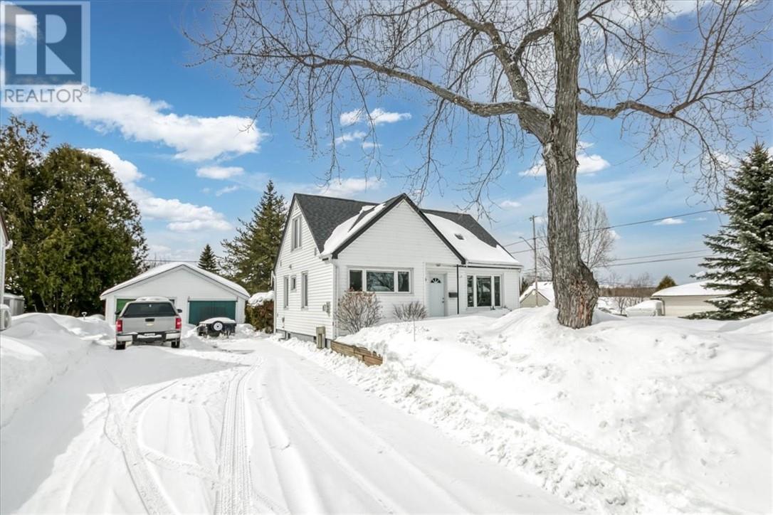 570 Queen Elizabeth Street, Lively, Ontario  P3Y 1N1 - Photo 2 - 2126961